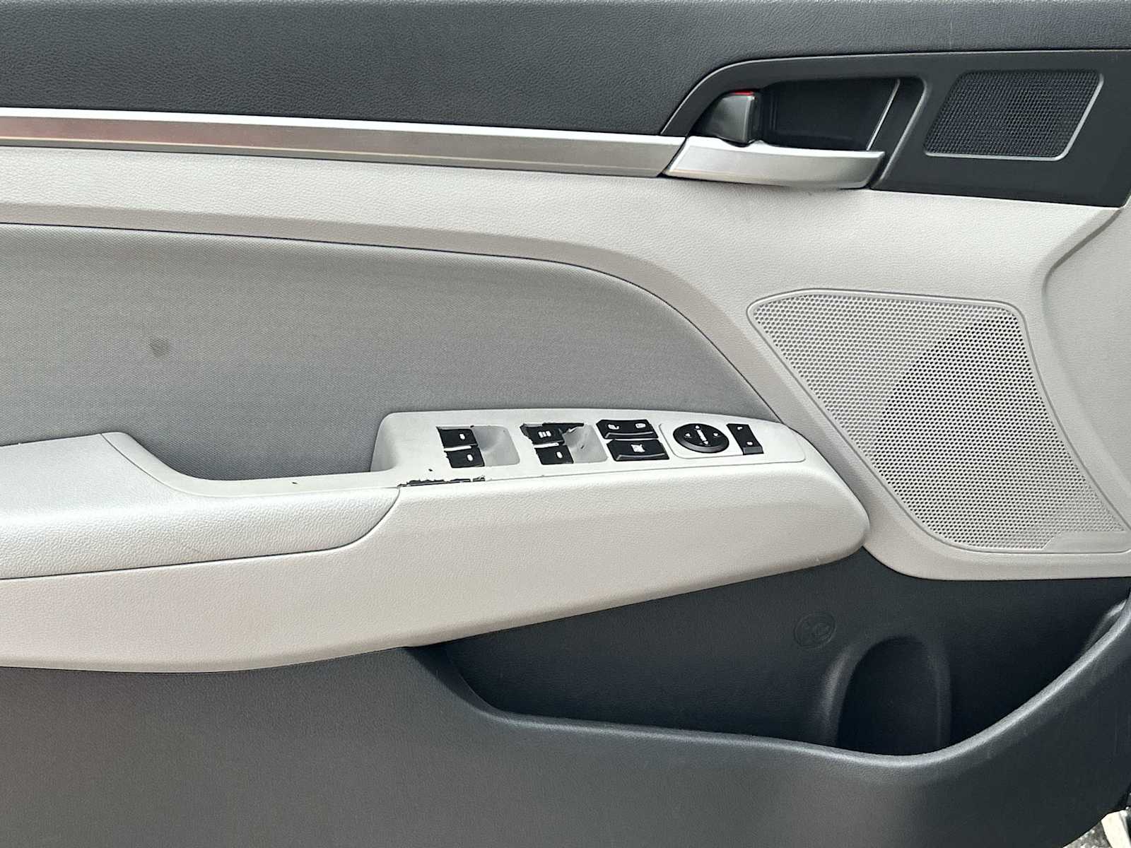 Thumbnail: 2019 Hyundai Elantra - 11
