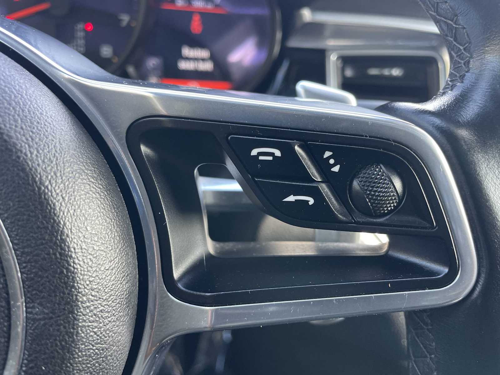 Thumbnail: 2018 Porsche Macan - 16