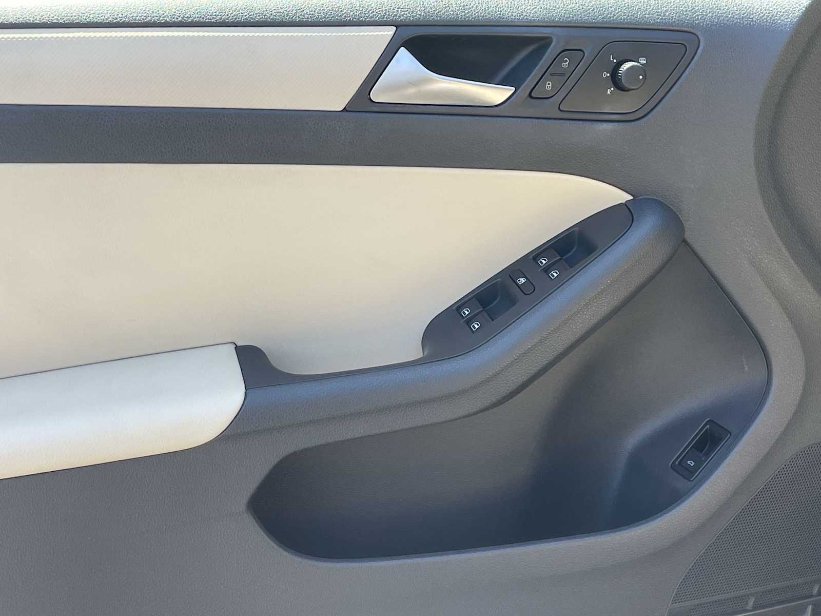 Thumbnail: 2012 Volkswagen Jetta - 12