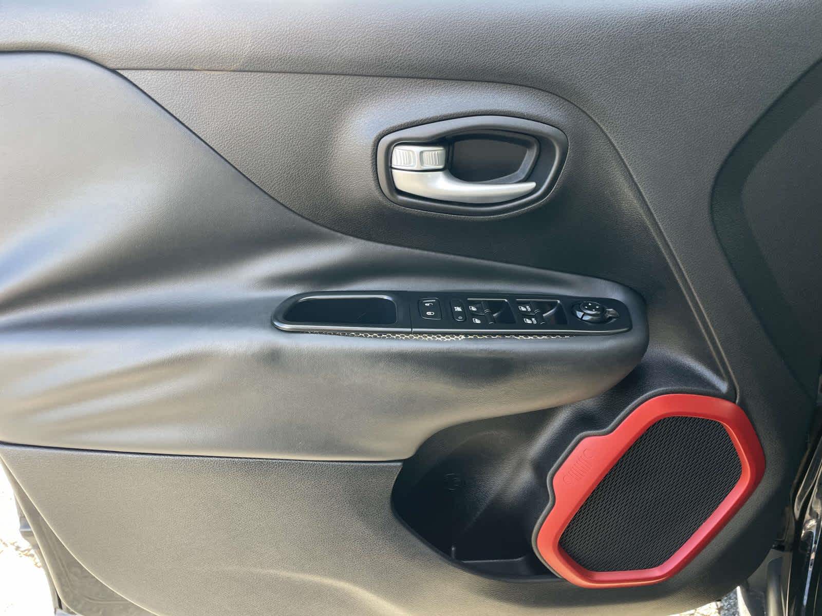 Thumbnail: 2016 Jeep Renegade - 11