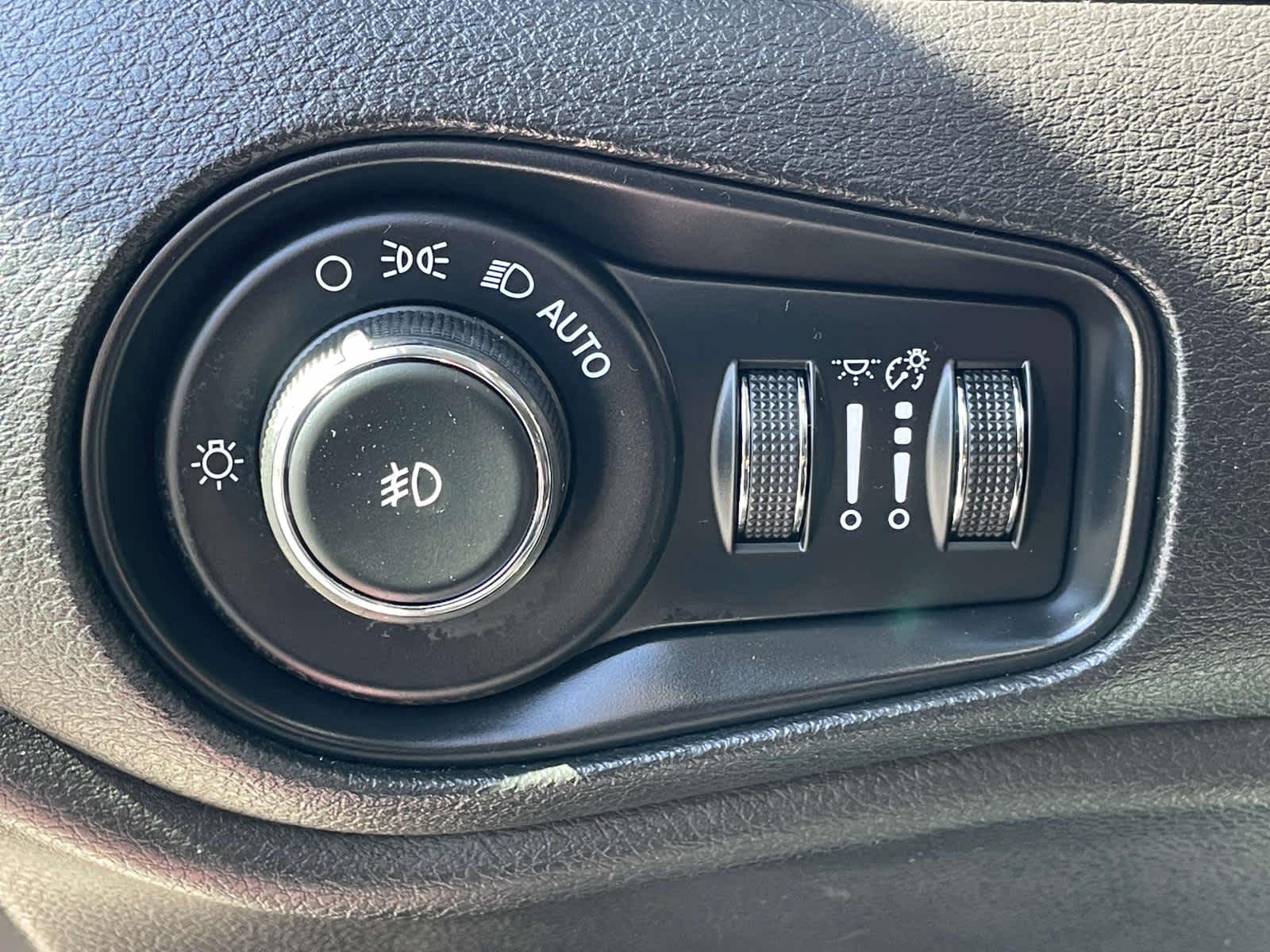 Thumbnail: 2018 Jeep Renegade - 15