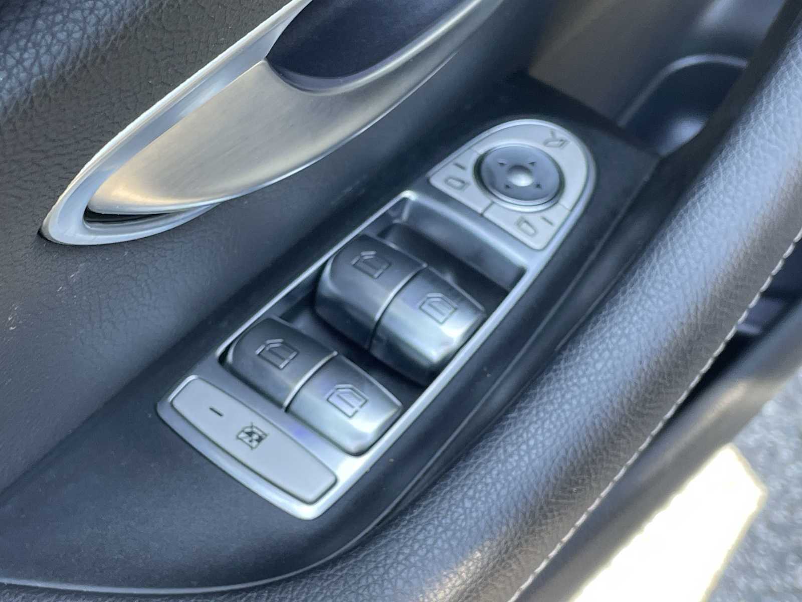 Thumbnail: 2020 Mercedes-Benz E-Class - 13