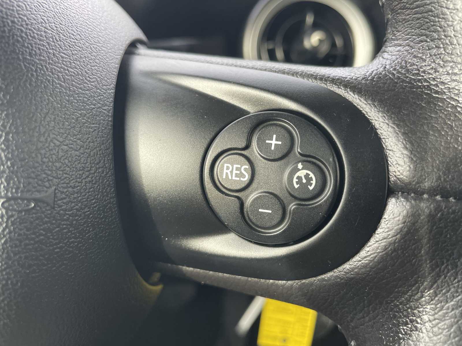 Thumbnail: 2013 MINI Cooper Hardtop - 17