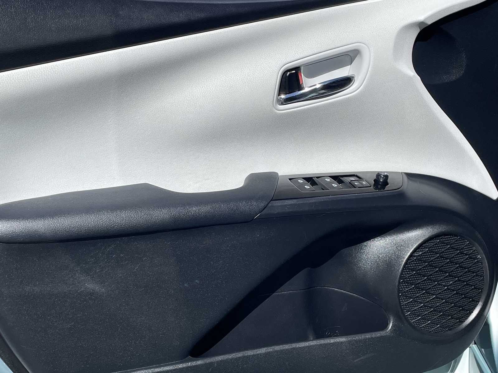 Thumbnail: 2016 Toyota Prius - 11