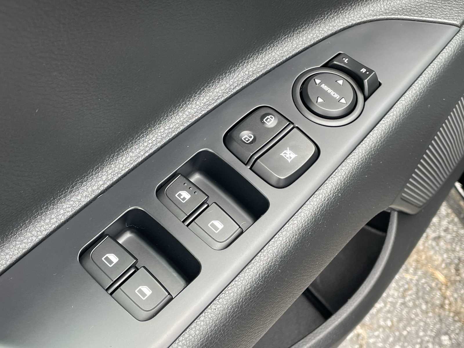 Thumbnail: 2023 Kia Rio - 12