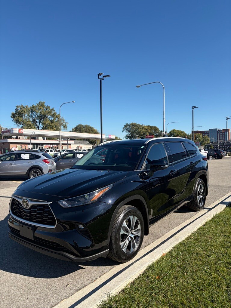 2022 Toyota Highlander XLE photo 2