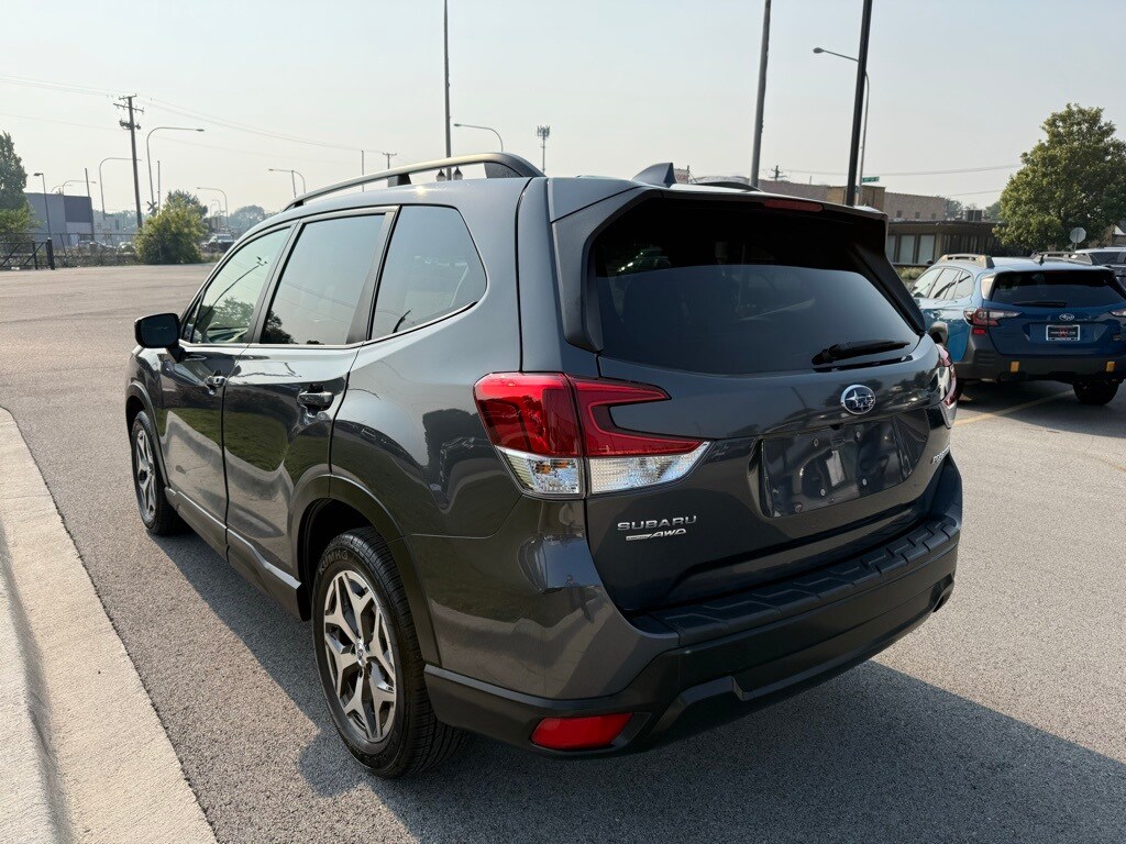 2020 Subaru Forester Premium photo 4