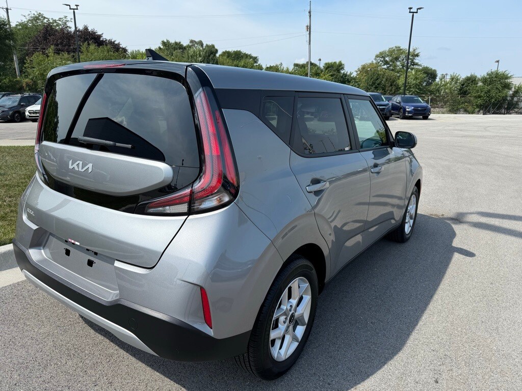 2024 Kia Soul LX photo 2