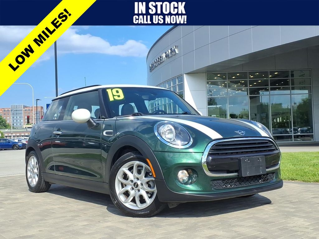 2019 MINI Hardtop Cooper Signature's photo