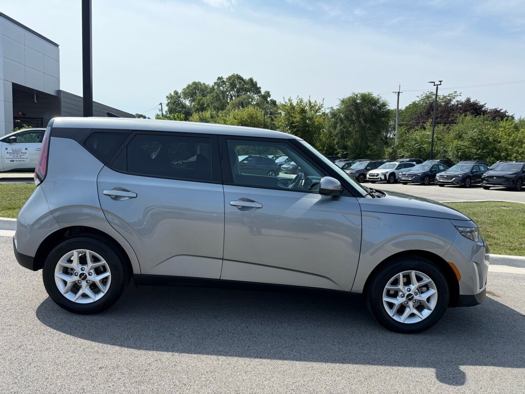 2024 Kia Soul LX photo 3