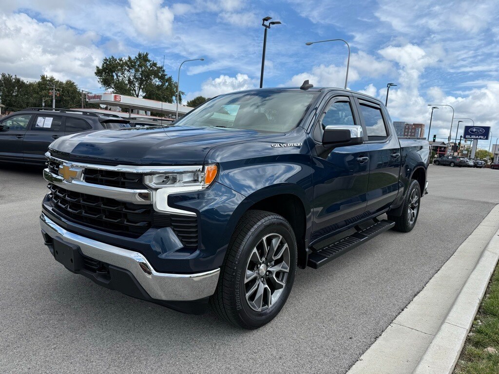 2022 Chevrolet Silverado 1500 LT photo 3