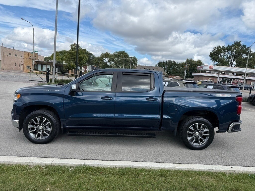 2022 Chevrolet Silverado 1500 LT photo 2