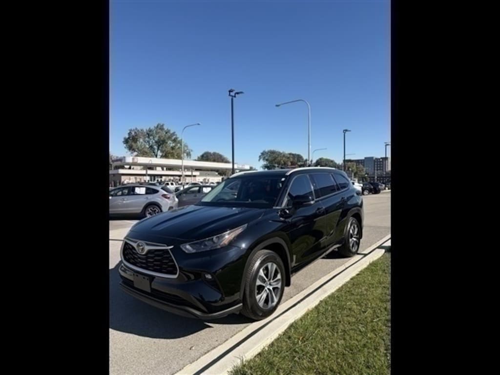 Used 2022 Toyota Highlander XLE SUV