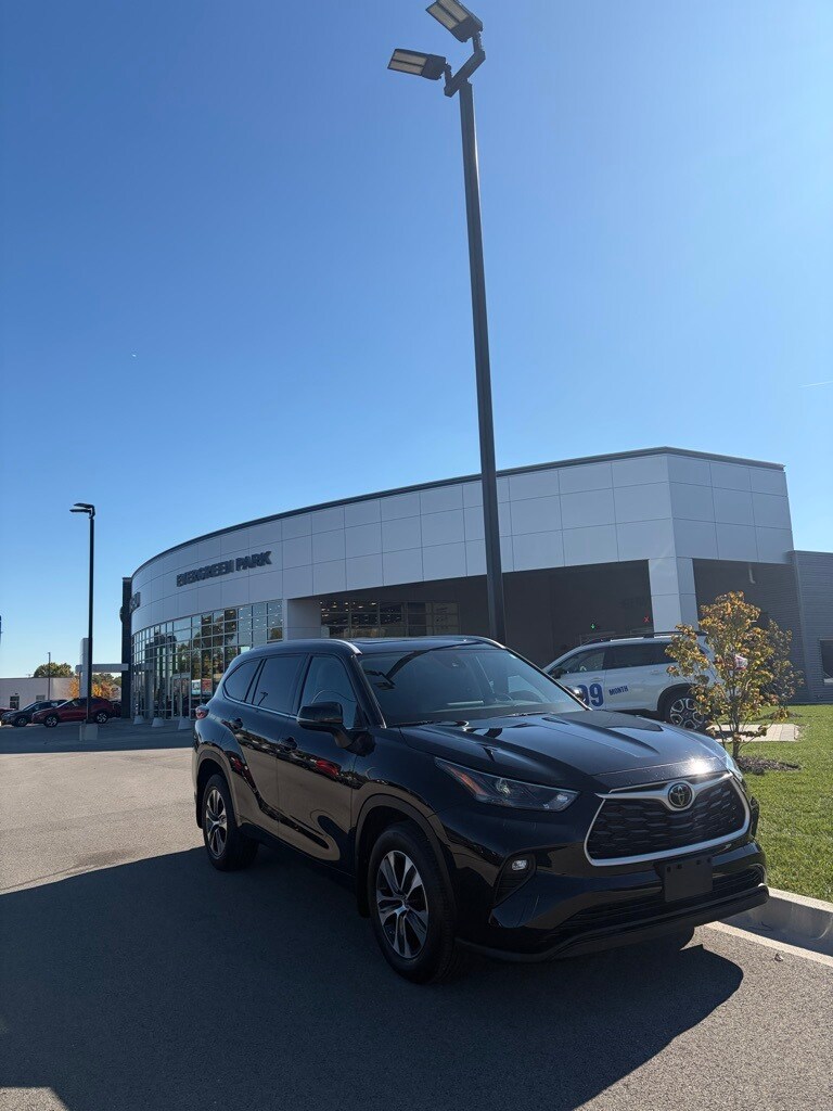 2022 Toyota Highlander XLE photo 3