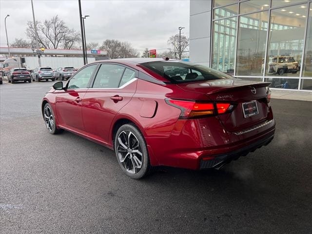 Used 2023 Nissan Altima SR with VIN 1N4BL4CW7PN319910 for sale in Evergreen Park, IL