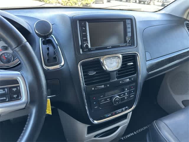 Thumbnail: 2013 Chrysler Town & Country - 21