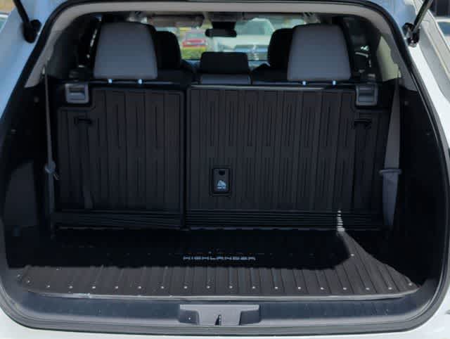 Thumbnail: 2023 Toyota Highlander - 29