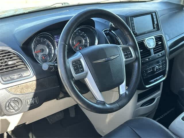 Thumbnail: 2013 Chrysler Town & Country - 18