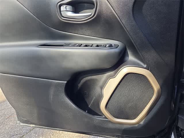 Thumbnail: 2017 Jeep Renegade - 29