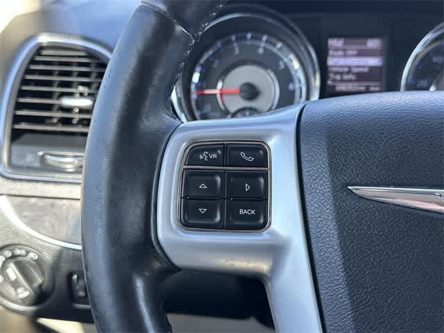 Thumbnail: 2013 Chrysler Town & Country - 19