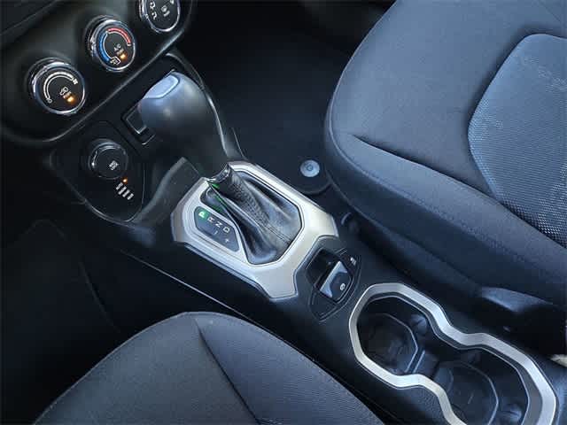 Thumbnail: 2016 Jeep Renegade - 32