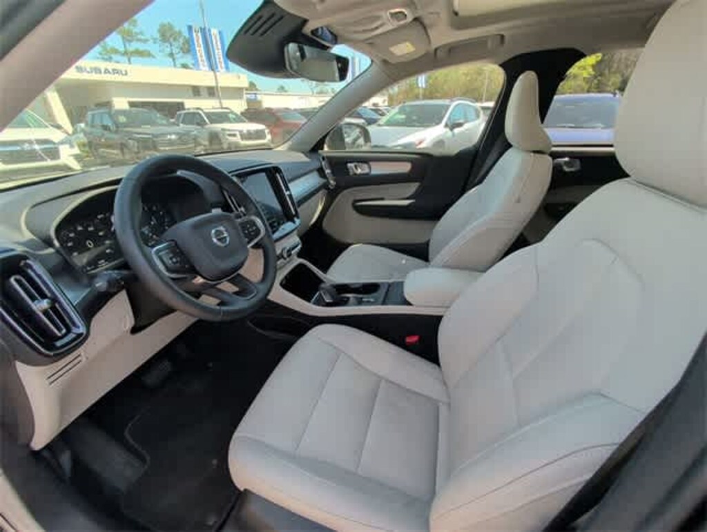 Used 2021 Volvo XC40 Momentum SUV