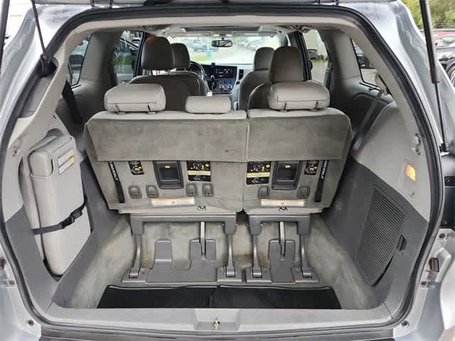 Thumbnail: 2017 Toyota Sienna - 30
