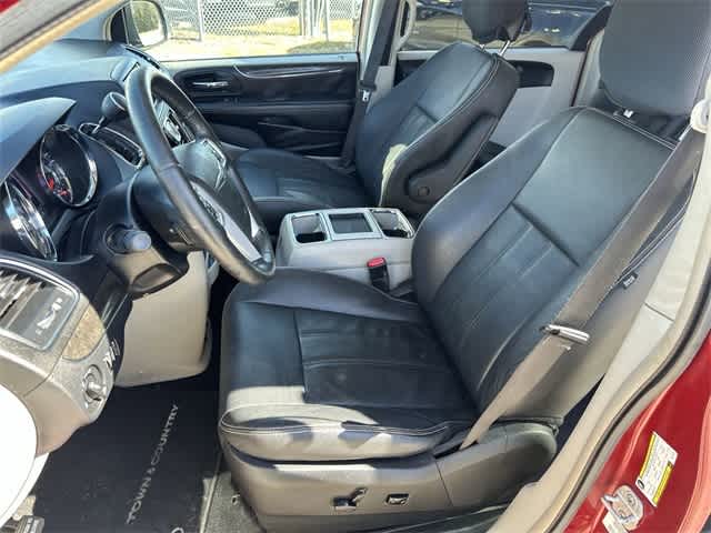 Thumbnail: 2013 Chrysler Town & Country - 12