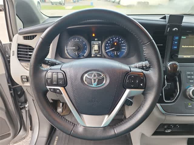 Thumbnail: 2017 Toyota Sienna - 21