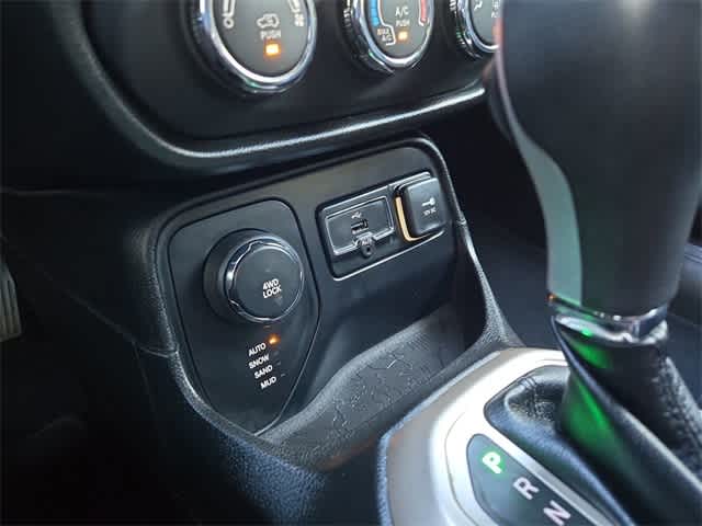 Thumbnail: 2016 Jeep Renegade - 31