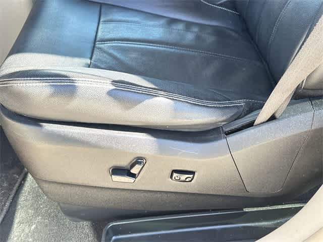 Thumbnail: 2013 Chrysler Town & Country - 13