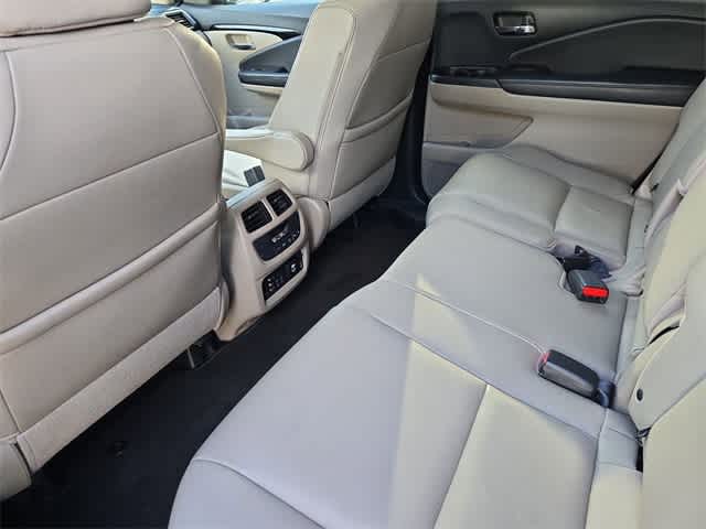 Thumbnail: 2017 Honda Pilot - 17