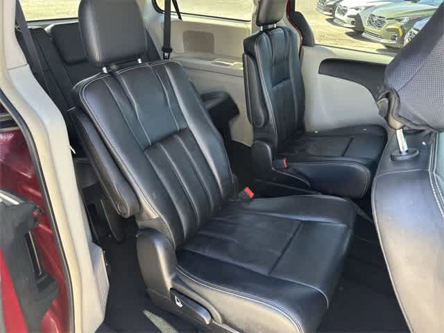 Thumbnail: 2013 Chrysler Town & Country - 17