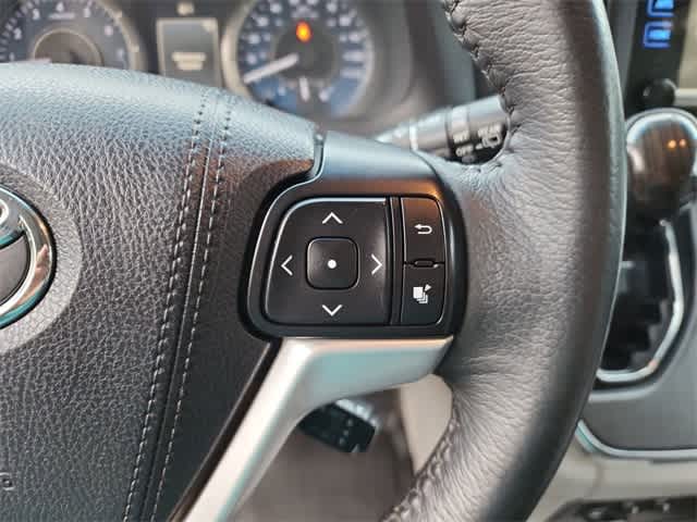 Thumbnail: 2017 Toyota Sienna - 23
