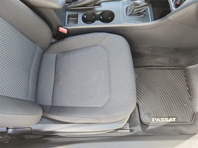 Thumbnail: 2013 Volkswagen Passat - 19