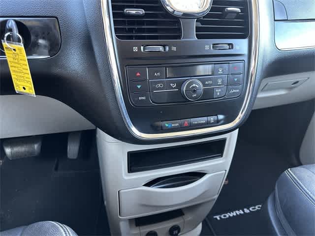 Thumbnail: 2013 Chrysler Town & Country - 23