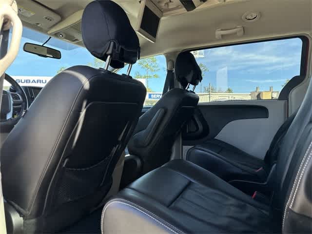 Thumbnail: 2013 Chrysler Town & Country - 14