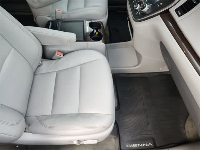 Thumbnail: 2017 Toyota Sienna - 20
