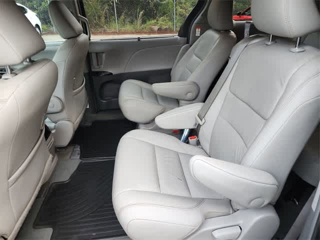 Thumbnail: 2017 Toyota Sienna - 18