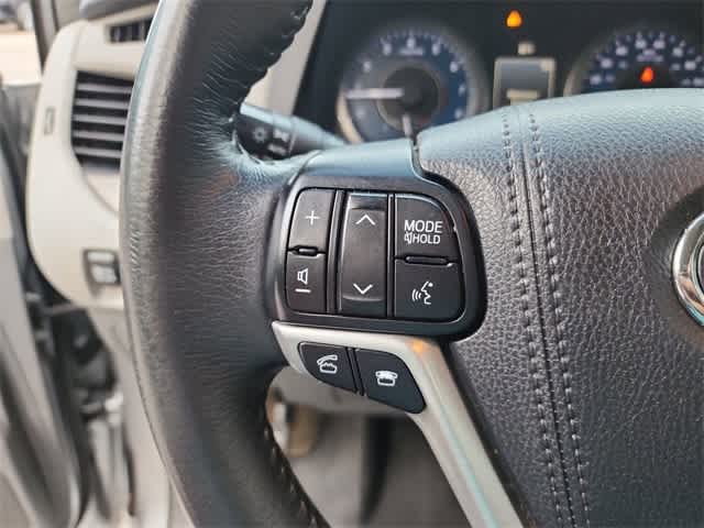 Thumbnail: 2017 Toyota Sienna - 22