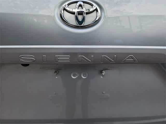 Thumbnail: 2017 Toyota Sienna - 11