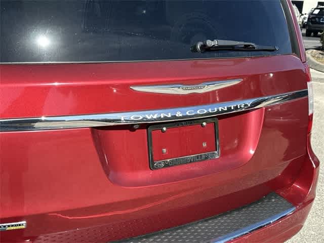Thumbnail: 2013 Chrysler Town & Country - 10
