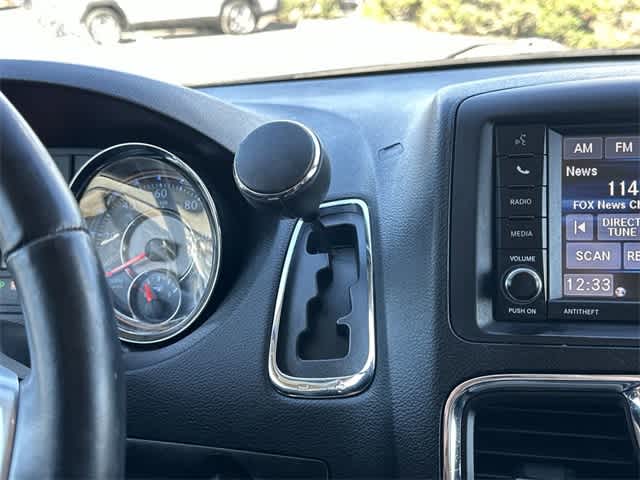 Thumbnail: 2013 Chrysler Town & Country - 25