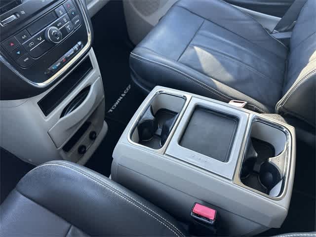 Thumbnail: 2013 Chrysler Town & Country - 24