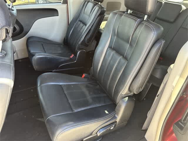 Thumbnail: 2013 Chrysler Town & Country - 15