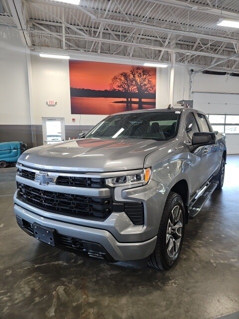 2024 Chevrolet Silverado 1500 RST photo 2