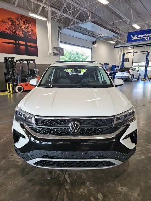 2023 Volkswagen Taos SE photo 3