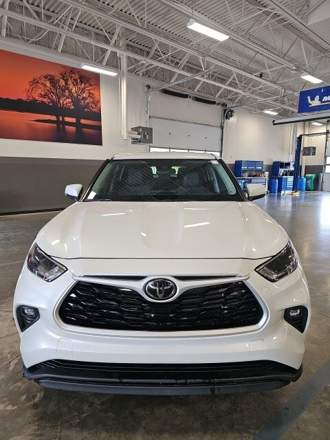 2023 Toyota Highlander L photo 3