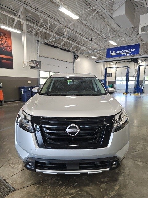 2022 Nissan Pathfinder SL photo 2
