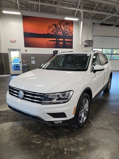 2020 Volkswagen Tiguan SEL photo 2